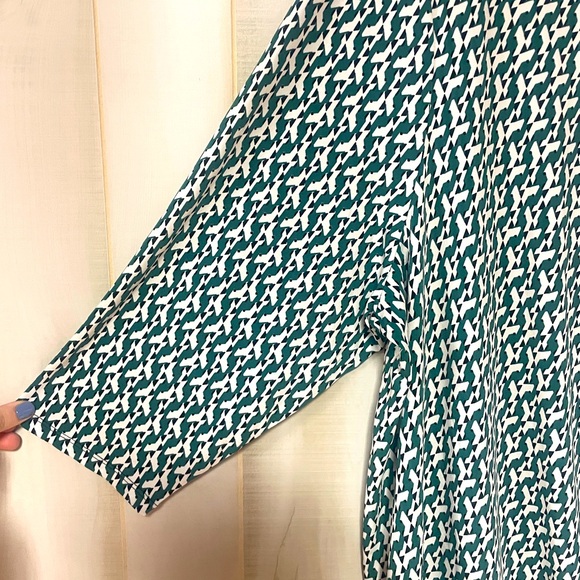 Tahari Green White Black Abstract Print Wrap-Look 3/4 Sleeve Blouse Sz 3X - Picture 5 of 7